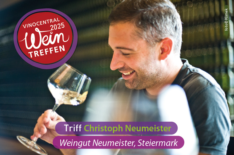 Foto zeigt Christoph Neumeister beim probieren eines Glases Wein