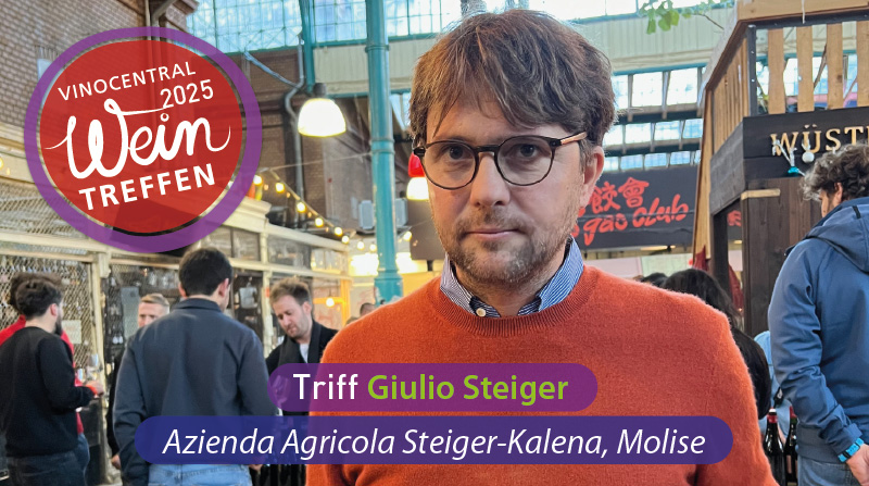 Foto von Giulio Steiger auf einer Weinmesse mit Blick in die Kamera