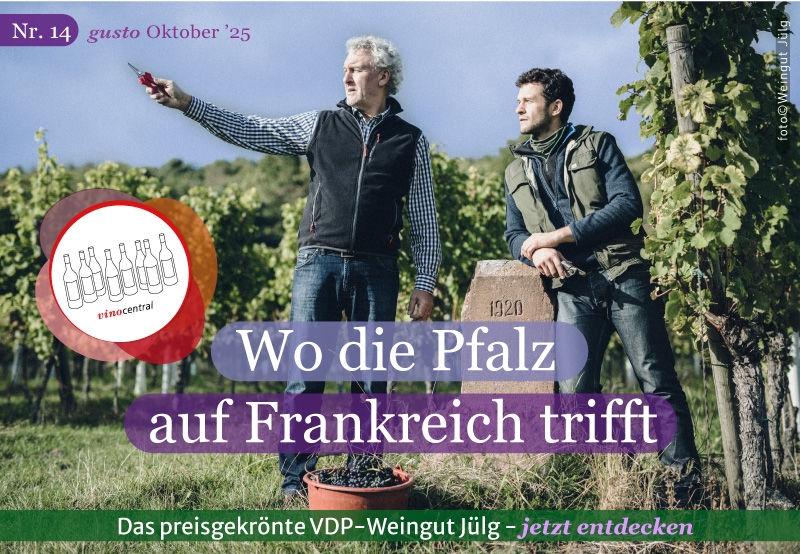 Bild von Werner und Johannes Jülg im Weinberg neben einem Grenzstein
