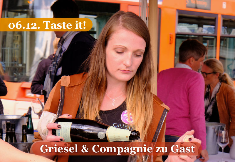 Ein Bild von Rachele Crosara beim ausschenken eines Ihrer Sektflaschen