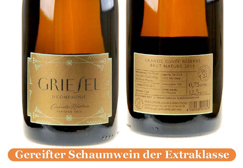 Das Bild zeigt zwei Flaschen Griesel Sekt jeweils mit der Vorder- und Rückseite eines goldenen Etiketts