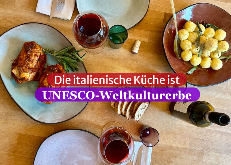 Ein Bild von einer angerichteten Mahlzeitmit zwei eingeschenkten Gläsern