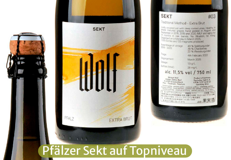 Ein Bild von zwei Flaschen des Wolf Sekts, einmal mit dem Etikett und einmal mit dem Flaschenhals