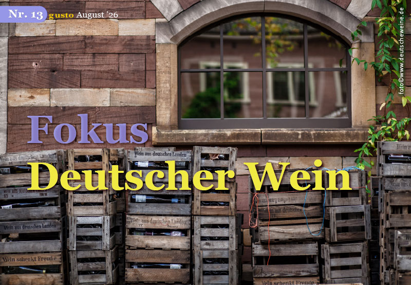 Bild mit Blick auf eine alte Sandsteinwand mit deutschen Weinkisten und einer alten Fenstereinfassung