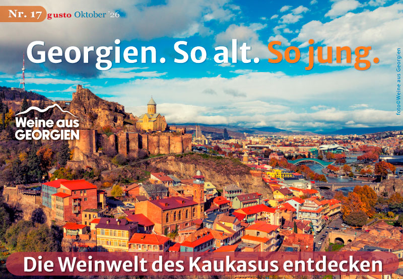 Ein Blick auf eine georgische Stadt mit unserem Werbeslogan Georgien. So alt. So jung Ein Blick auf eine georgische Stadt mit unserem Werbeslogan Georgien. So alt. So jung